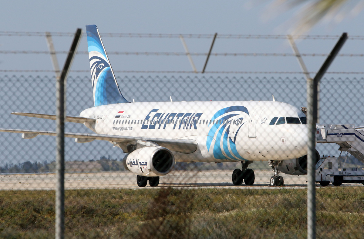 Пассажирский самолёт А320 компании Egypt Air пропал с радаров над Средиземным морем