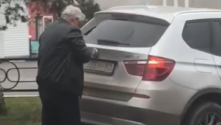 Появилось видео, как пьяный ростовский судья скручивает номера после ДТП