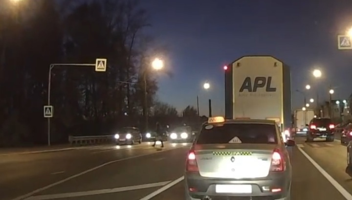 Регистратор запечатлел гибель пешехода под колесами легковушки в Рязани