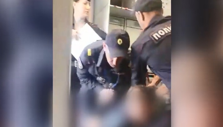 Сисястая брюнетка из полиции арестовала парня и классно еблась