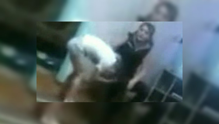показать видео издевательства над голыми девушками показать видео издевательства над голыми девушками
