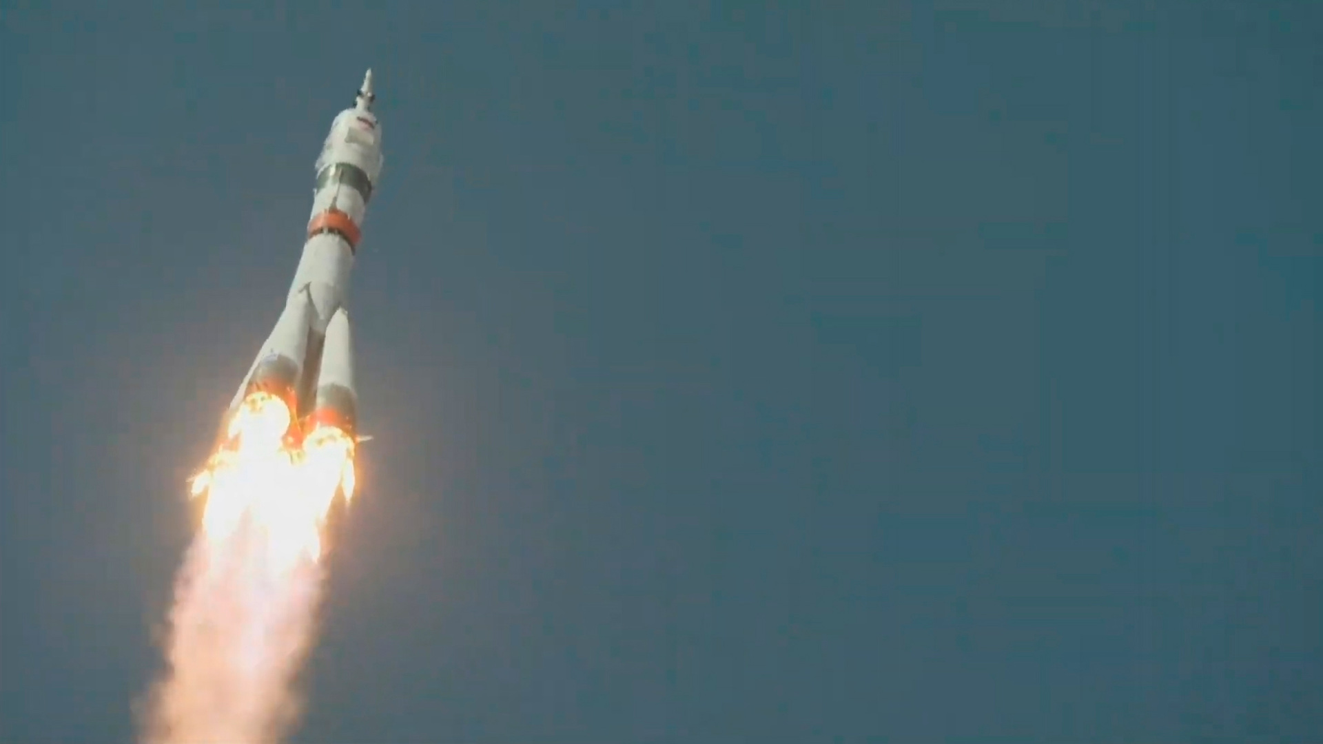 фото юрия гагарина с ракетой
