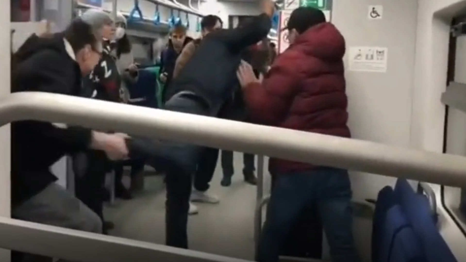 Драка в метро в Москве фото