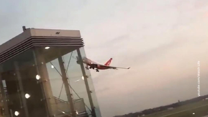 Опасный маневр: в Дюссельдорфе самолет почти зацепил здание терминала