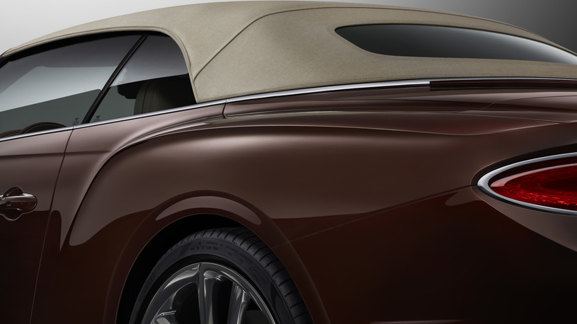 Это новый кабриолет Bentley Continental GT. У него твидовая крыша!