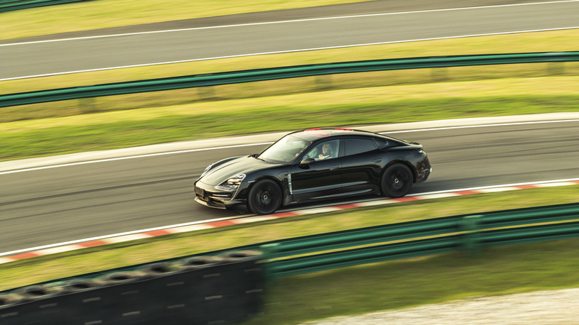 Porsche рассекретила спецификации электрических "Тайканов"