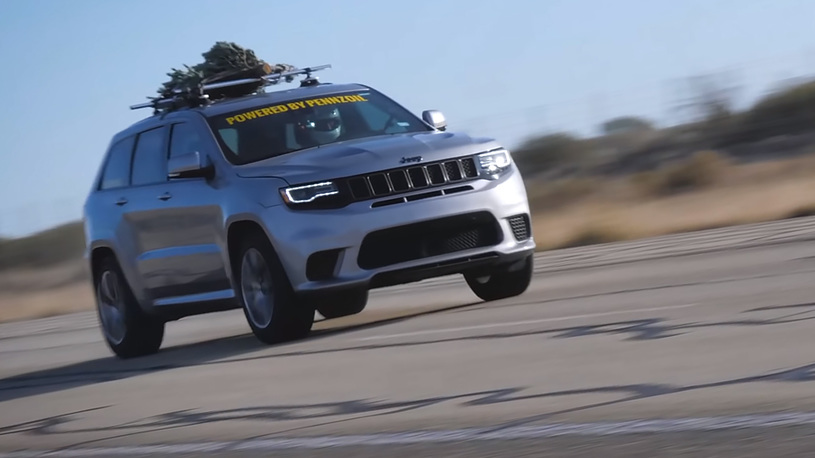 Посмотрите, как Рождественскую ёлку везут на крыше Jeep со скоростью 291 км/ч