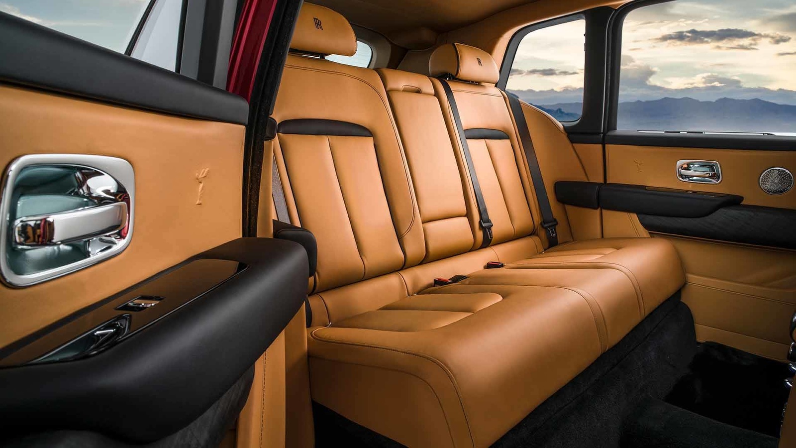 В Россию приехал ультрароскошный Rolls-Royce Cullinan за 25 млн рублей