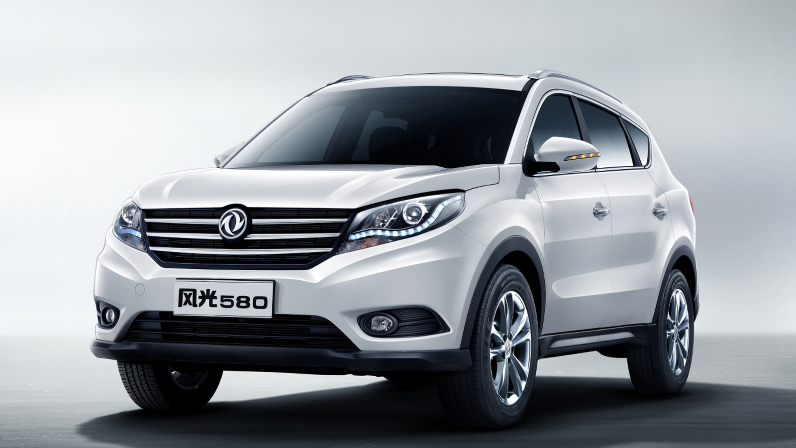 В России представили два новых кроссовера Dongfeng