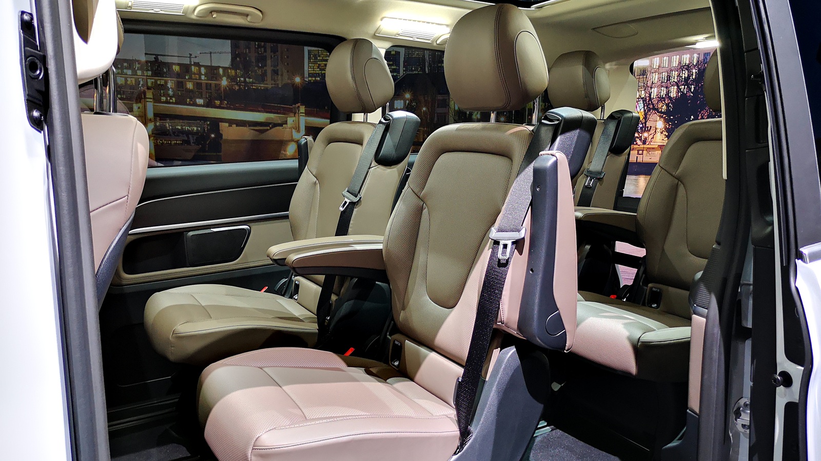 Премьера обновленного Mercedes-Benz V-Класса: ждем в России!