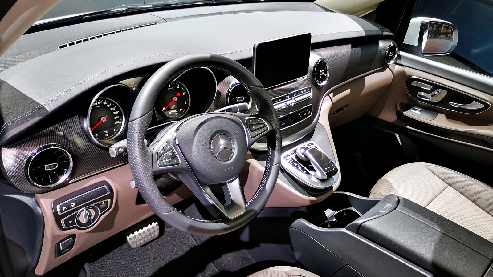 Премьера обновленного Mercedes-Benz V-Класса: ждем в России!