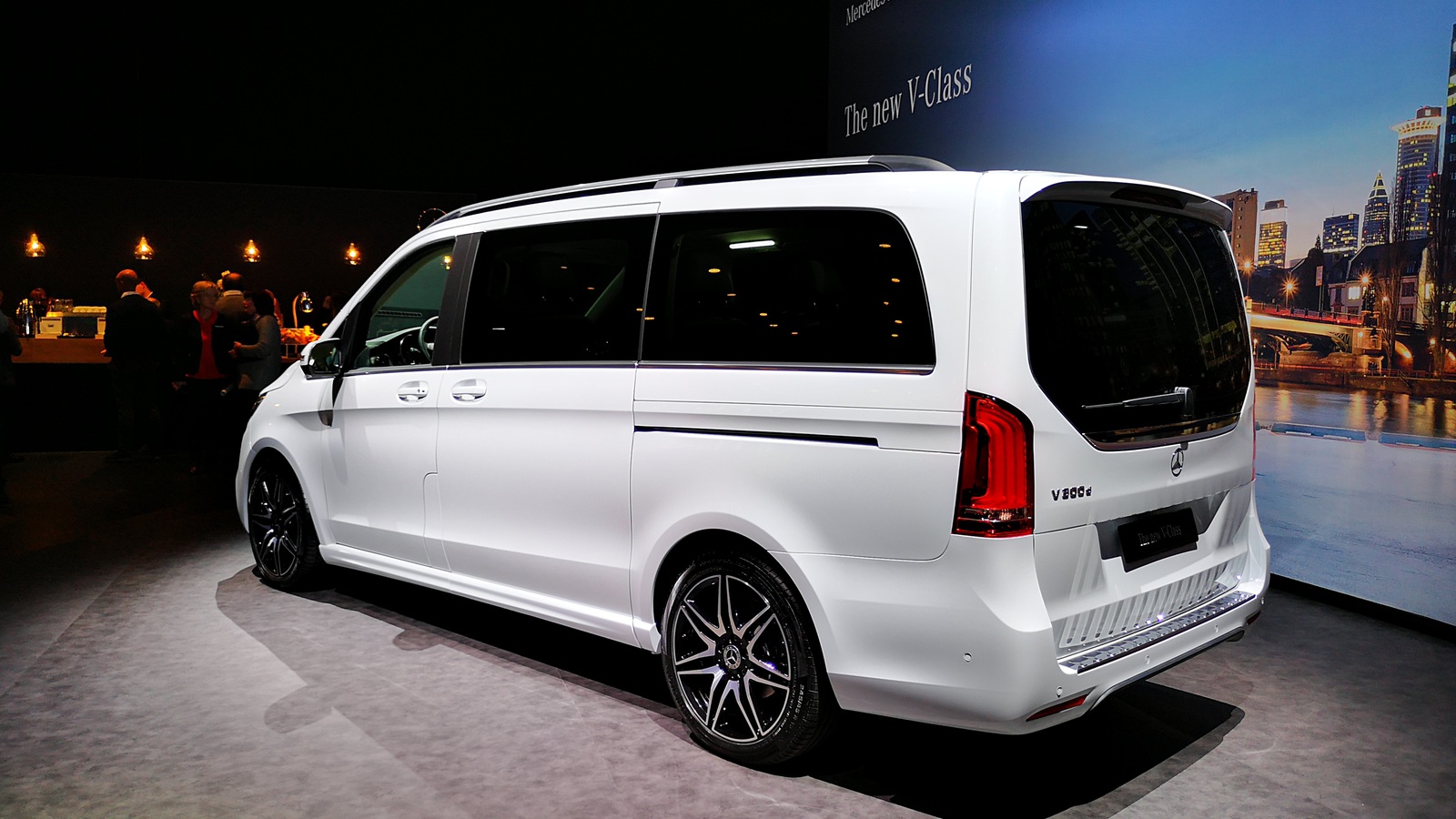 Премьера обновленного Mercedes-Benz V-Класса: ждем в России!