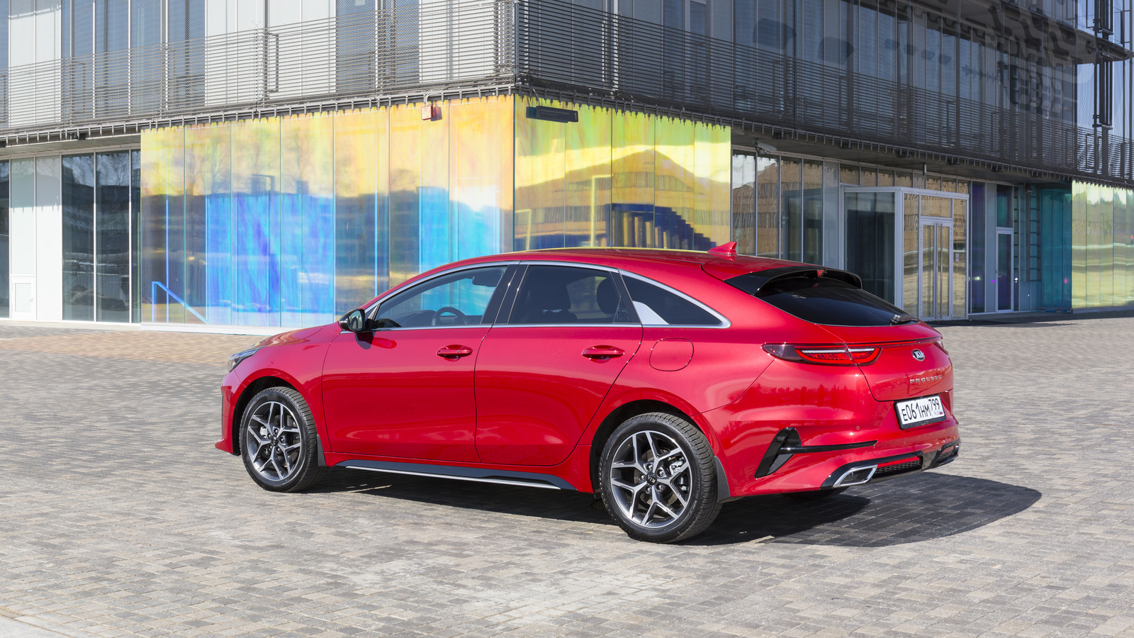 Kia начала продавать в России свой самый красивый универсал 
