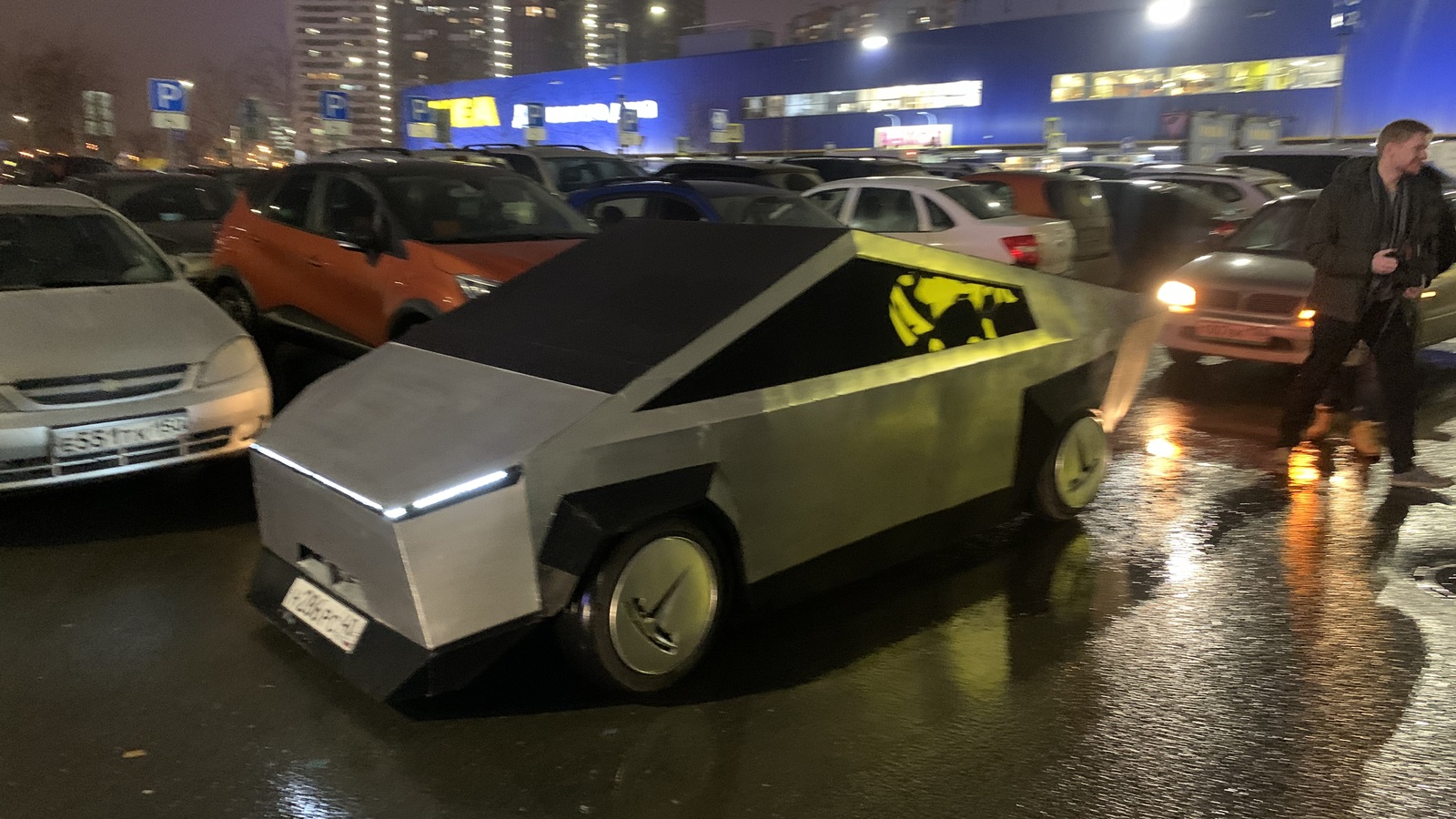 Tesla cybertruck в москве. Тесла Cybertrack. Тесла КИБЕРТРАК В России. Внедорожник Тесла Cyber Truck. Машина Сайбер трак.