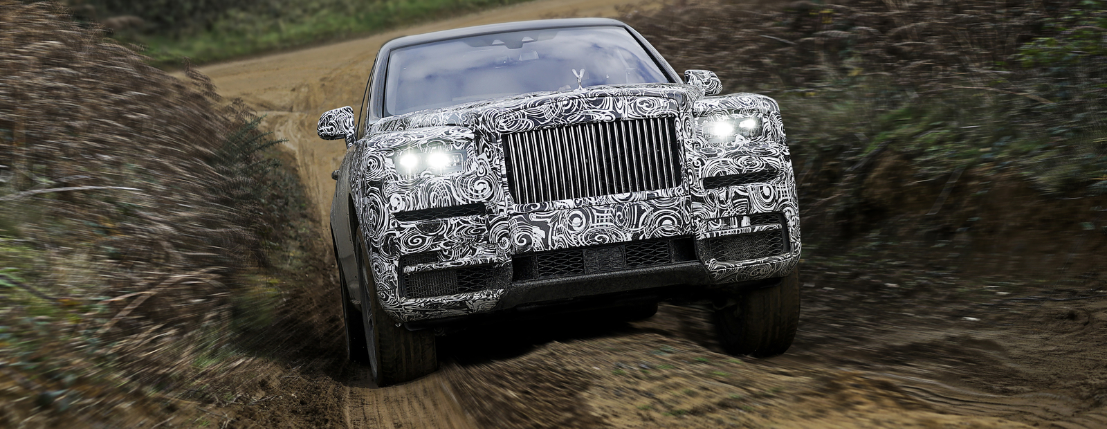 Rolls-Royce подтвердил имя своего первого вседорожника, которое и так все знали