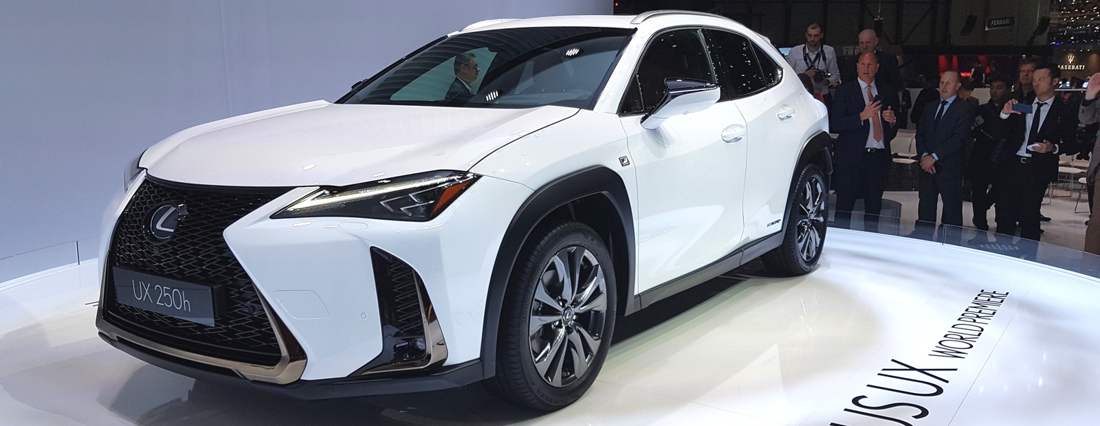 Lexus показал свой самый доступный кроссовер