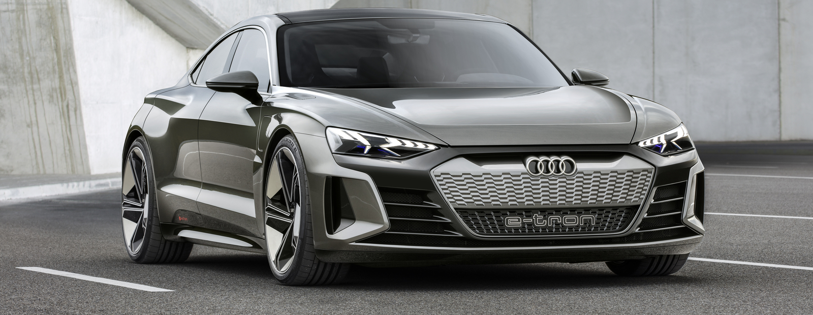 Audi представила четырехдверное электрокупе e-tron GT