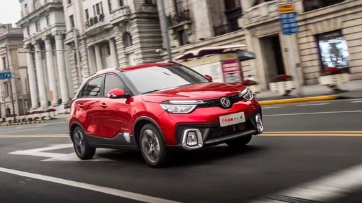 В России представили два новых кроссовера Dongfeng