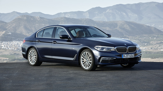 BMW начнет продажи в России новых версий 3-Series и 5-Series