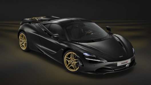 Суперкар McLaren 720S покрыли золотом и арабской вязью