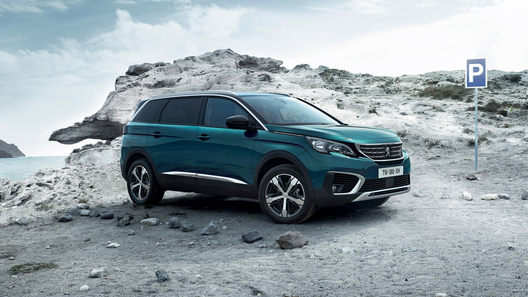 В России начались продажи большого кроссовера от Peugeot