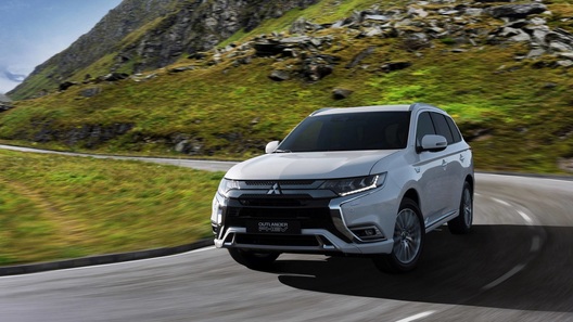 Mitsubishi представила обновленный Outlander (но только гибрид)