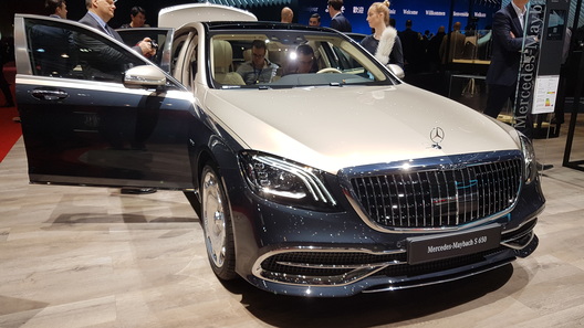 Mercedes-Maybach S-Class научили проецировать картинки на дорогу