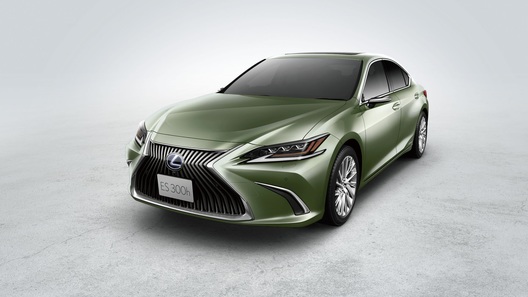 Новый Lexus ES вышел в продажу без боковых зеркал