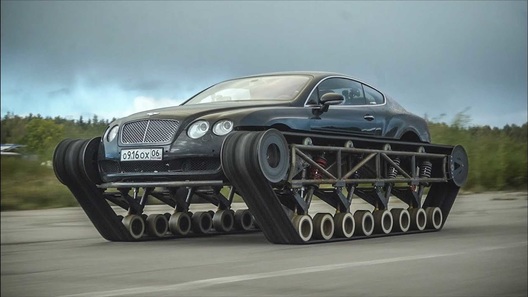 Заезд "русского танка Bentley" на максимальную скорость показали на видео