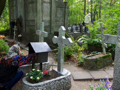 На кладбищах Пятигорска разгромили несколько десятков памятников
