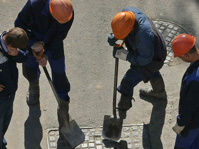 Бетонная стена упала на вагончик рабочих в Москве