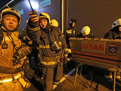 Более ста спасателей тушат пожар в центре Петербурга