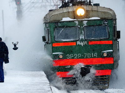 На Московской железной дороге электричка насмерть сбила пожилую пару