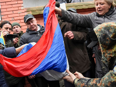 Российские представительства на Украине подверглись атаке экстремистов