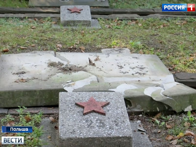 Вандалы разрисовали свастиками кладбище советских солдат в Варшаве