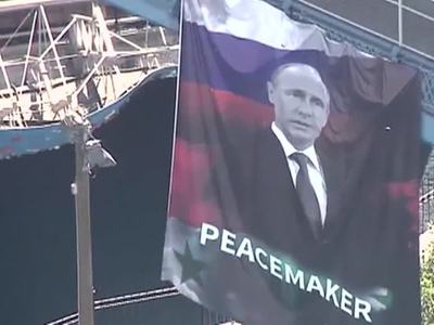 Полиция Нью-Йорка не знает, кто вывесил на мосту портрет Путина
