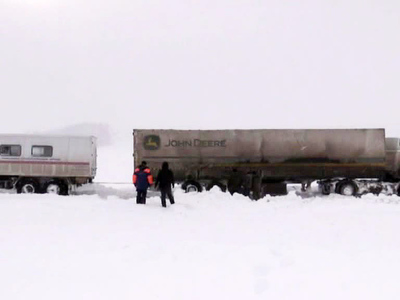 Спасатели МЧС ведут борьбу с погодой на сибирских автотрассах