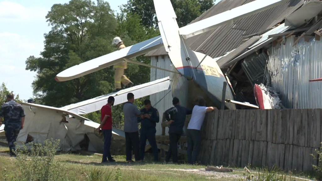 Упал самолет сегодня в ивановской области. Самолет упал на жилой дом. Упавшие самолеты в лесах. Самолеты в Чечне.
