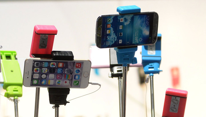 devushki-fotografiruyut-sebya-otkrovenno-na-ayfon-zhenshina-spuskaet