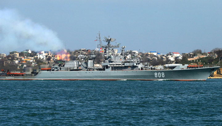 "Пытливый" сторожит десантный корабль ВМС США в Черном море