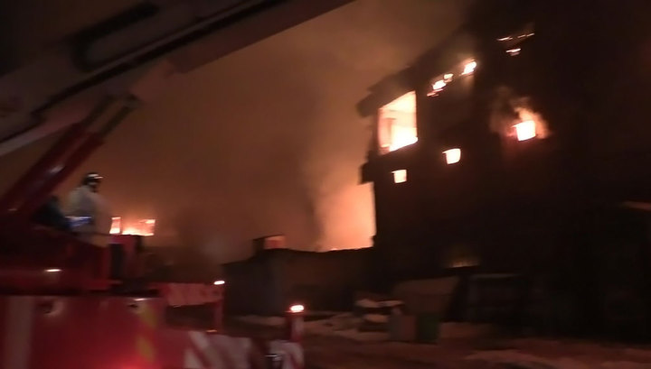 Крупный мебельный центр горит в Иркутске