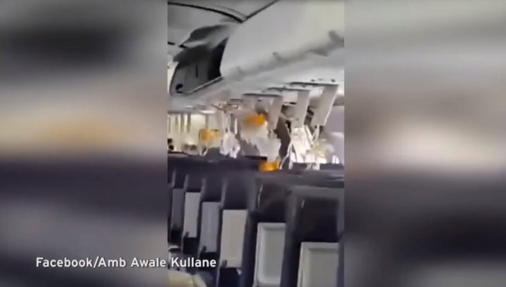 Чудесное приземление: пассажир самолета с дырой в борту опубликовал видео