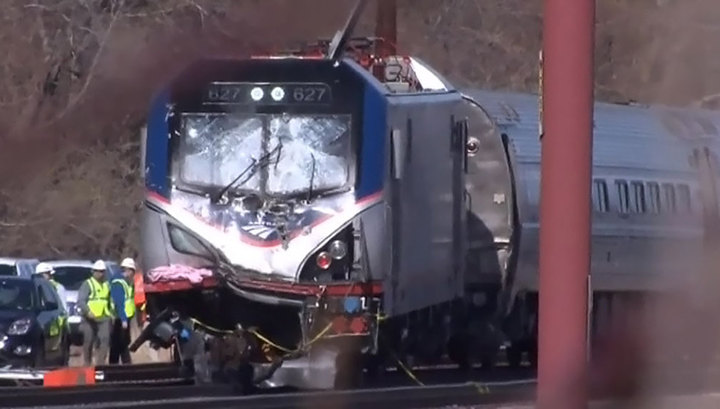 В США поезд врезался в грузовик с соляной кислотой