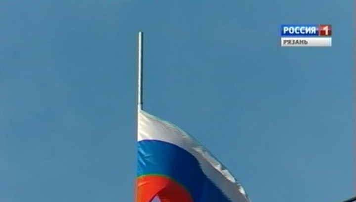 В дни траура государственный флаг