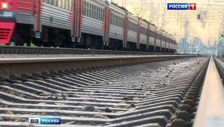 В подмосковье под электричку. В Быково сбила электричка человека. Электричка сбила человека в Электростали. В Быково поезд сбил человека. Происшествия на станции Быково.