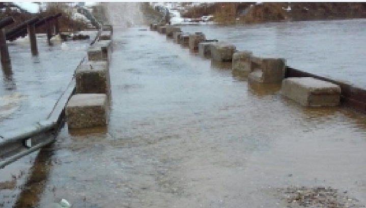 Подъем воды 7. Разлив реки Нерль привел к затоплению моста в деревне новая.. Мост Мирславль. Искендерун подъем воды. Знак затопило мосты.