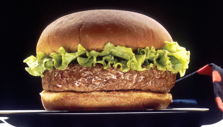 Burger King удалили рекламу, в котором бургер по-вьетнамски ели палочками