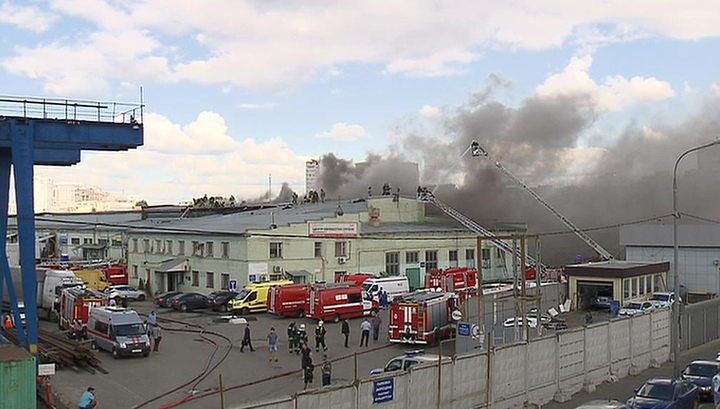 Пожарная 18. Горит на Таганской. Ангар в центре Москвы. Пожарный центр Спартаковская. Здание рукав на Таганке загорелось.