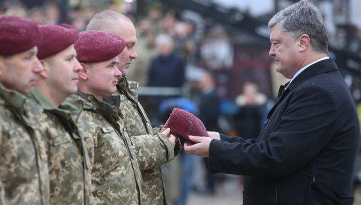 Картинки по запросу красные береты Порошенко. Декоммунизация десантников
