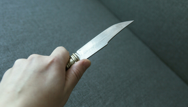 Директор школы в Якутии не поладил с подростками и получил два удара ножом